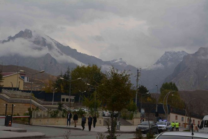 Sümbül Dağı Zirvesine Mevsimin İlk Karı Düştü