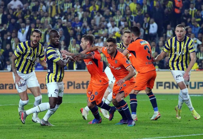 Spor Toto Süper Lig: Fenerbahçe: 0 - Medipol Başakşehir: 0 (İ̇lk Yarı)