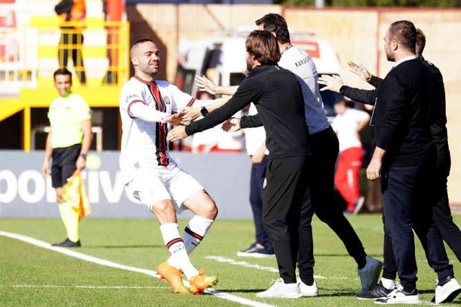 Spor Toto Süper Lig: Ümraniyespor: 1 - Fatih Karagümrük: 1 (Maç Devam Ediyor)