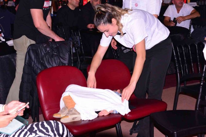 Boks Hakemi Anne, Tribünde Uyuyakalan Oğlunun Üzerini Örttü