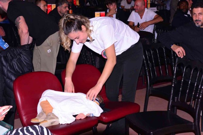 Boks Hakemi Anne, Tribünde Uyuyakalan Oğlunun Üzerini Örttü