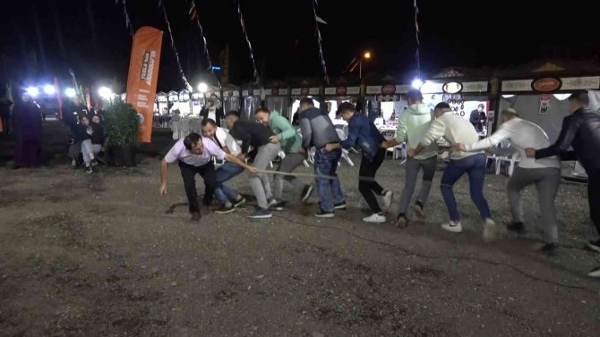 Anadolu’nun Unutulmaya Yüz Tutmuş Köroğlu Oyunu Tuzla’da Sergilendi