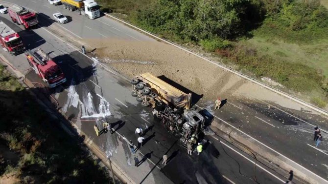 Tuzla’da Yola Devrilen Hafriyat Kamyonu Alev Alev Yandı