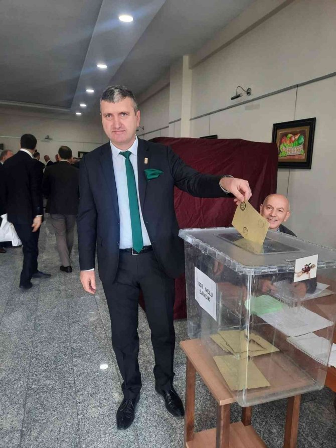 İ̇rfan Akar Yeniden Başkan