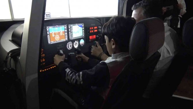 Yalova’da Çocuklara Simülatörlü Uçuş Eğitimi