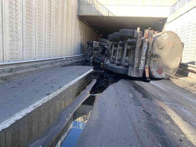 Adana’da Asfalt Yüklü Tır Devrildi: 1 Yaralı