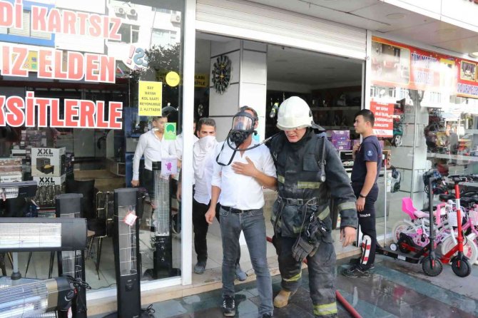 Antalya’da Avm’de Yangın Paniği