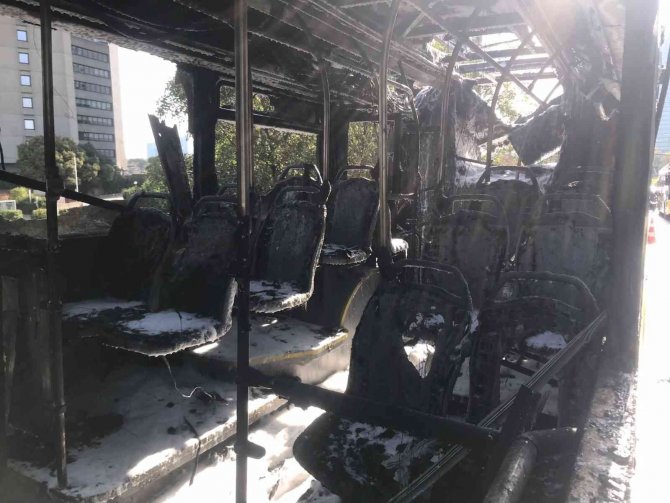 Beşiktaş’ta Seyir Halindeki İ̇ett Otobüsü Alev Aldı