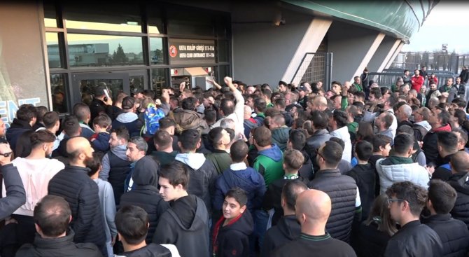 Yüzlerce Taraftar Maça Giremeyince Kavga Çıktı