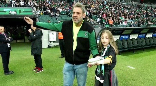Yüzlerce Taraftar Maça Giremeyince Kavga Çıktı