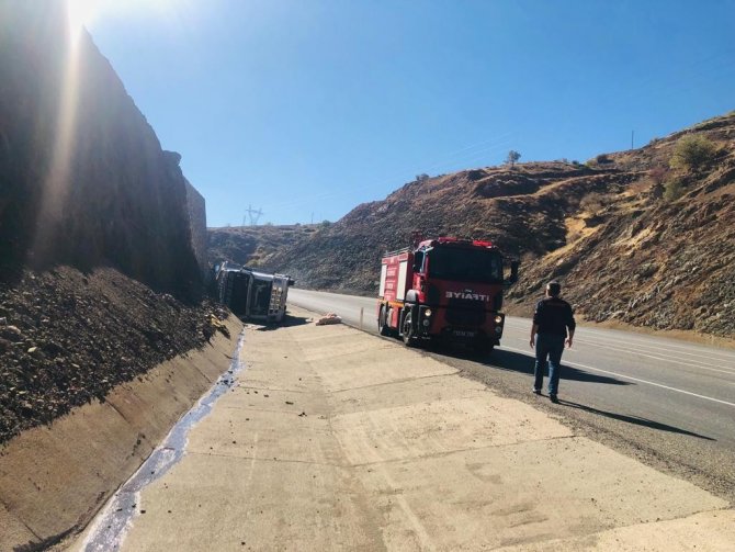 Sebze Yüklü Tır Takla Attı, Araçta Sıkışan 2 Kişiyi Ekipleri Kurtardı