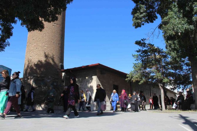 Binlerce Yıllık Geçmişe Sahip Sivas, Tarih Severlerin Akınına Uğruyor