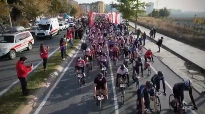 Bisiklet Yol Yarışında 70 Kilometre Pedal Çevirdiler