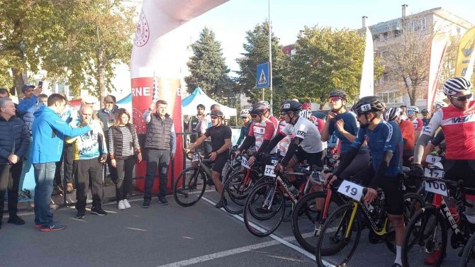 Bisiklet Yol Yarışında 70 Kilometre Pedal Çevirdiler
