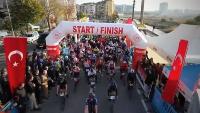 Bisiklet Yol Yarışında 70 Kilometre Pedal Çevirdiler