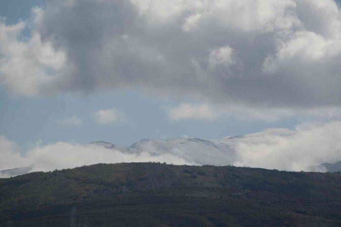 Tatvan’ın Yüksek Kesimleri Beyaza Büründü