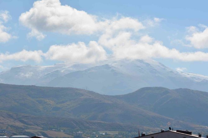 Tatvan’ın Yüksek Kesimleri Beyaza Büründü
