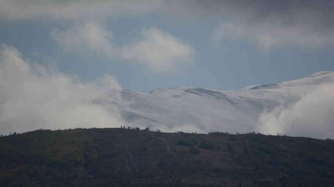 Tatvan’ın Yüksek Kesimleri Beyaza Büründü