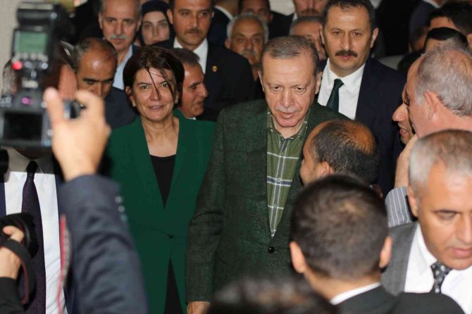 Cumhurbaşkanı Erdoğan, Silvan’da ‘Beyaz Melesli Kadınlarla’ Bir Araya Geldi