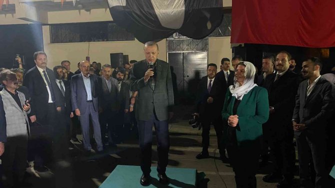 Cumhurbaşkanı Erdoğan, Silvan’da Turgut Özal’ın Ziyaret Ettiği Aile İle Bir Araya Geldi