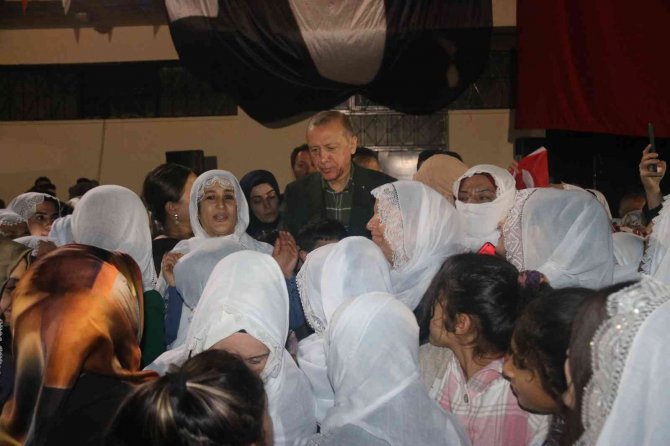 Cumhurbaşkanı Erdoğan, Silvan’da Turgut Özal’ın Ziyaret Ettiği Aile İle Bir Araya Geldi