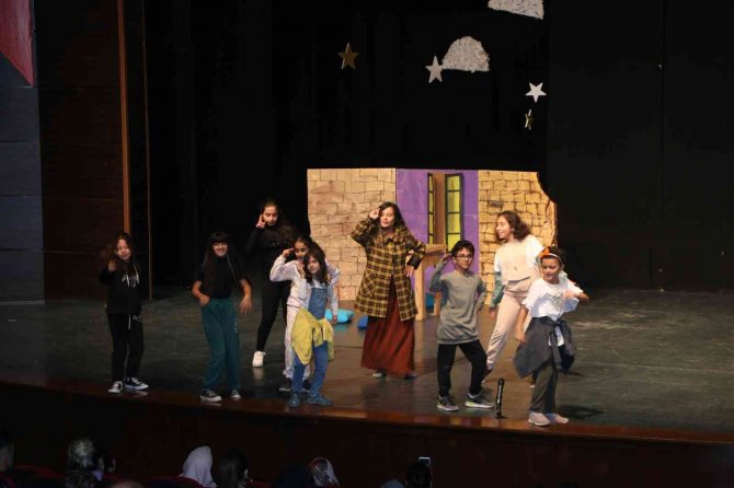 Elazığ’da ’Momo’ Adlı Çocuk Tiyatro Oyununa Yoğun İlgi