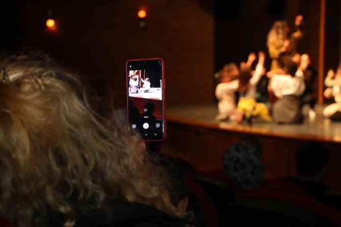 Elazığ’da ’Momo’ Adlı Çocuk Tiyatro Oyununa Yoğun İlgi