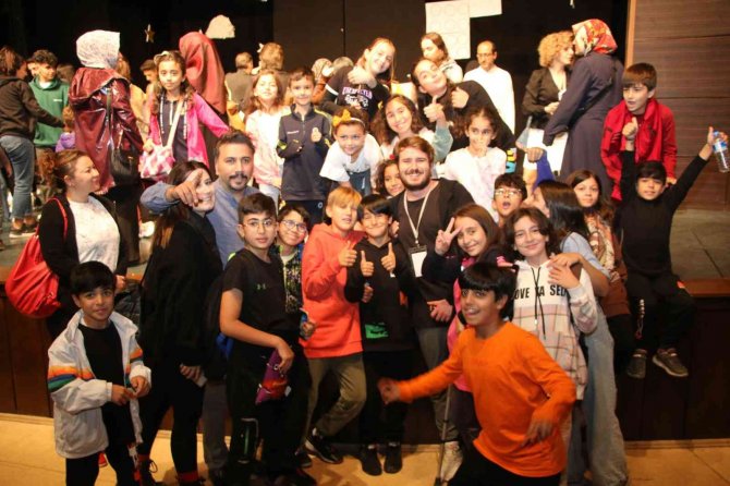 Elazığ’da ’Momo’ Adlı Çocuk Tiyatro Oyununa Yoğun İlgi