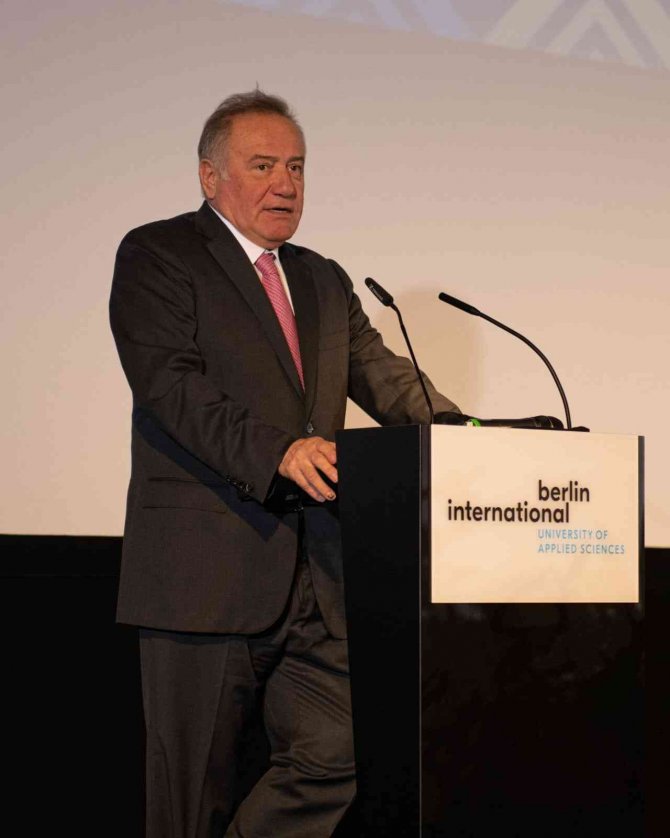 Türk Eğitimcinin Almanya’da Mezuniyet Gururu