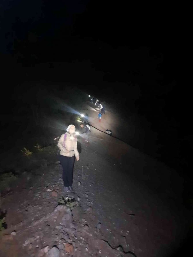 Doğa Tutkunları Gece Yürüyüşünde 10 Kilometreyi Devirdi