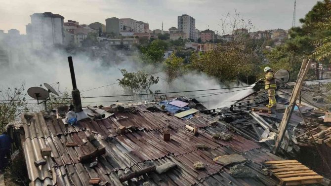 Eyüpsultan’da Çıkan Yangında İki Gecekondu Kül Oldu