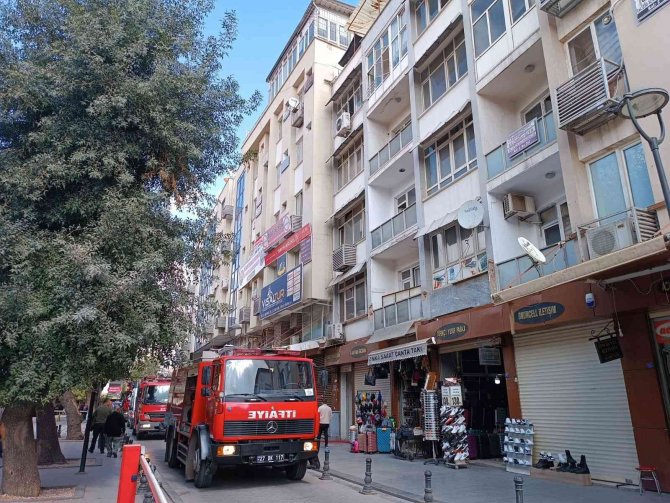 İ̇ş Hanında Çıkan Yangın Korkuttu, İçeridekiler Çatıda Mahsur Kaldı