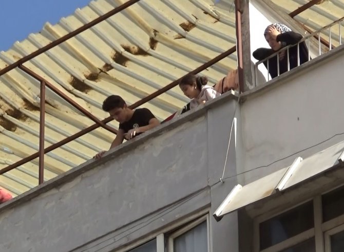 İ̇ş Hanında Çıkan Yangın Korkuttu, İçeridekiler Çatıda Mahsur Kaldı