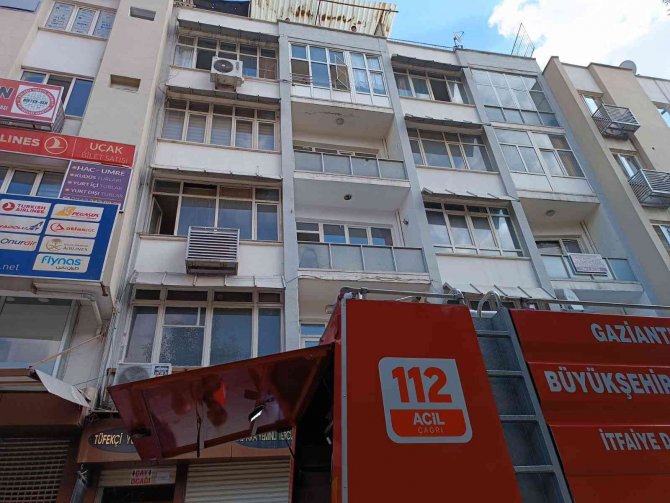 İ̇ş Hanında Çıkan Yangın Korkuttu, İçeridekiler Çatıda Mahsur Kaldı
