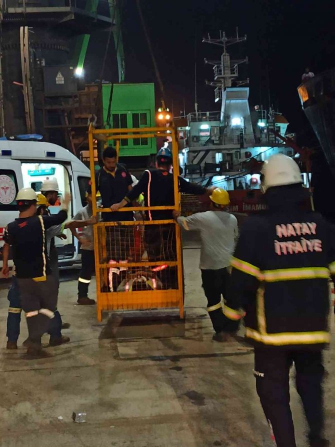İ̇skenderun’da Gemi Ambarına Düşen İşçi Yaralandı