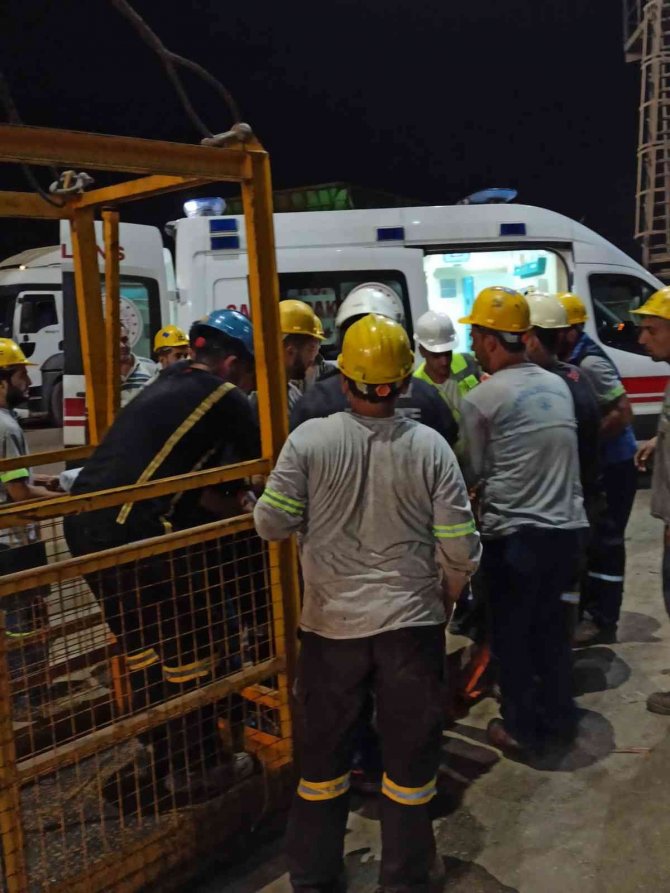 İ̇skenderun’da Gemi Ambarına Düşen İşçi Yaralandı