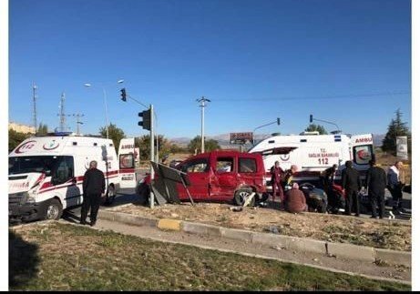 Isparta’da Ambulans İle Hafif Ticari Araç Çarpıştı: 1 Ölü, 6 Yaralı