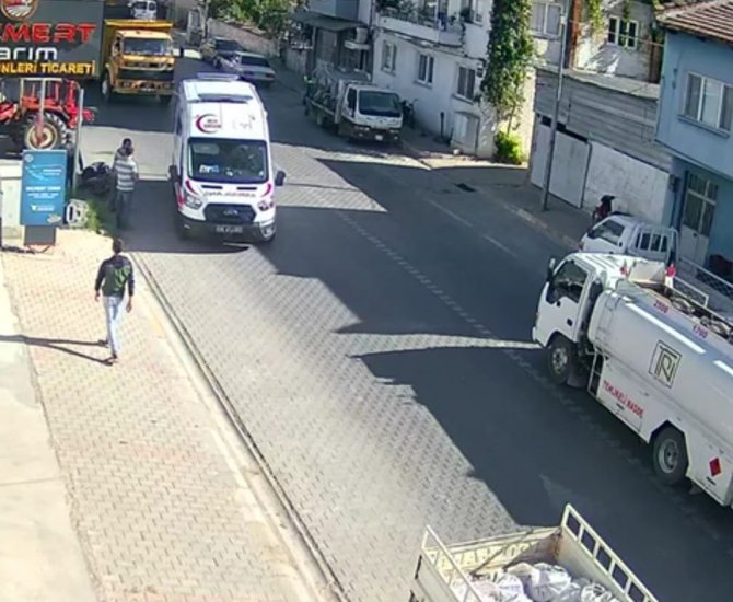 İ̇zmir’de Traktör İle Motosikletin Karıştığı Kaza Kamerada