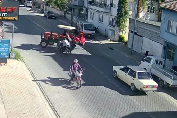 İ̇zmir’de Traktör İle Motosikletin Karıştığı Kaza Kamerada