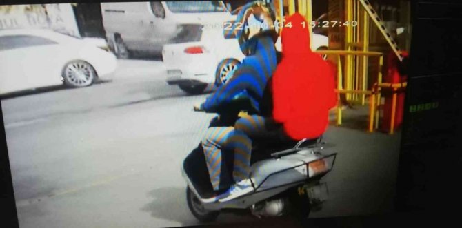 Trafik Işıklarında Hayatının Şokunu Yaşadı, Elindeki Telefonu Kapıp Kaçtılar