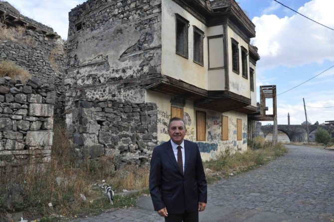 Maketi Müzede Sergileniyor, Aslı Yıkılıyor