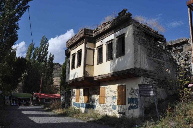 Maketi Müzede Sergileniyor, Aslı Yıkılıyor