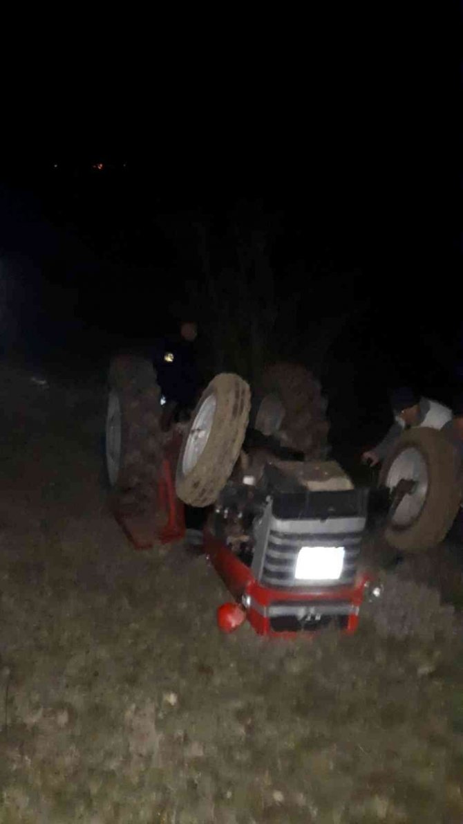 Tarlada Devrilen Traktörün Altında Kalan Çiftçi Hayatını Kaybetti