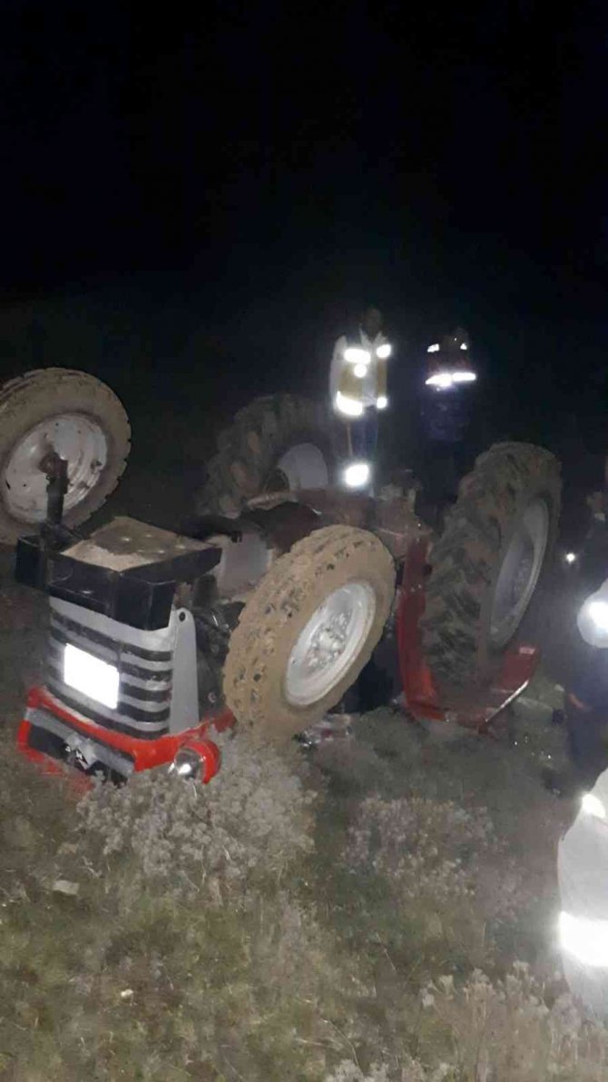 Tarlada Devrilen Traktörün Altında Kalan Çiftçi Hayatını Kaybetti