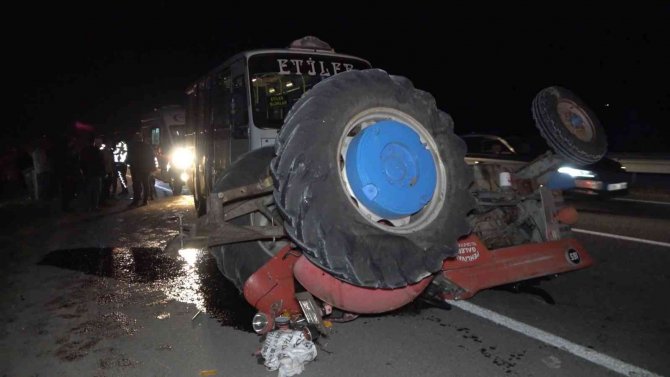 Midibüsün Çarptığı Traktör Devrildi: 2 Yaralı