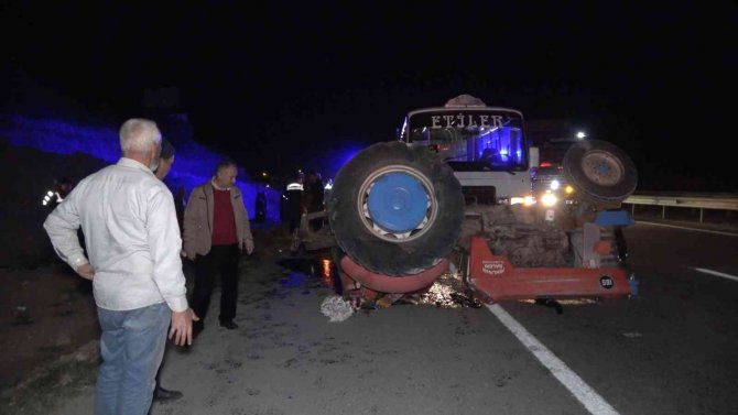Midibüsün Çarptığı Traktör Devrildi: 2 Yaralı