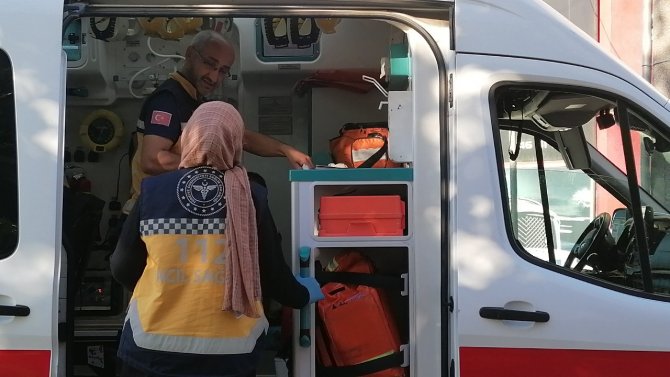 Otomobil İle Hafif Ticari Araç Çarpıştı: 2 Yaralı