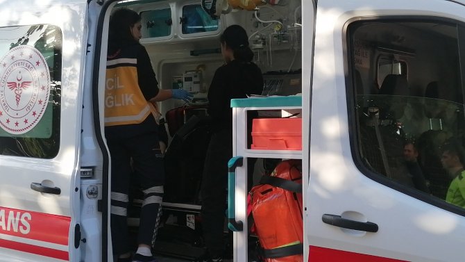 Otomobil İle Hafif Ticari Araç Çarpıştı: 2 Yaralı