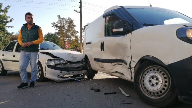 Otomobil İle Hafif Ticari Araç Çarpıştı: 2 Yaralı
