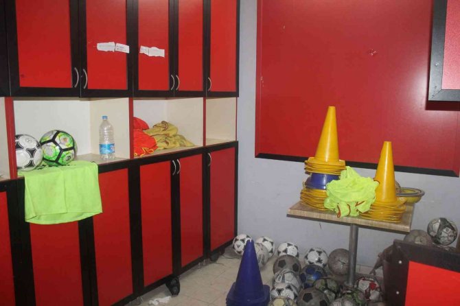 Futbol Okulundan Spor Malzemelerini Çaldılar
